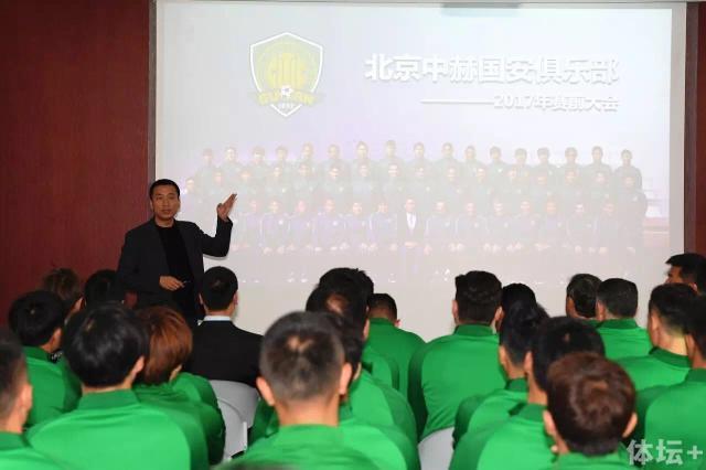 她推开他人时那股凶悍劲儿，像母狮子一般充满力量感，瞬间将姐姐保护家人的形象立了起来。
