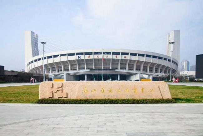 《长夜将尽》是导演王通的第一部长片作品，得知入围金爵奖的喜讯后，包括他和万茜、饶晓志在内的主创都特别开心，面对镜头难掩激动之情。
