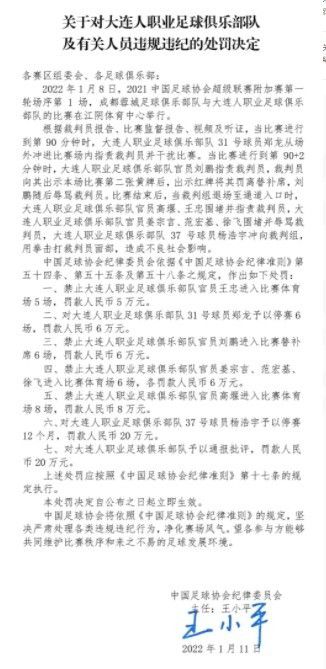 英国足球明星贝克汉姆与他的两个儿子，詹姆斯·罗密欧和克鲁·兹大卫一起现身颁奖典礼现场并接受大会颁发的传奇奖。
