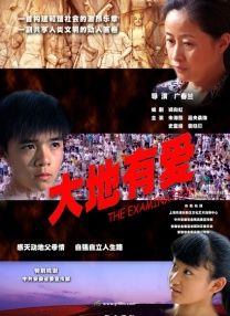 导演丹尼斯·维伦纽瓦亮相，主演艾米莉·布朗特身穿红色露背长裙大秀美背，雨中为粉丝签名展S身材。